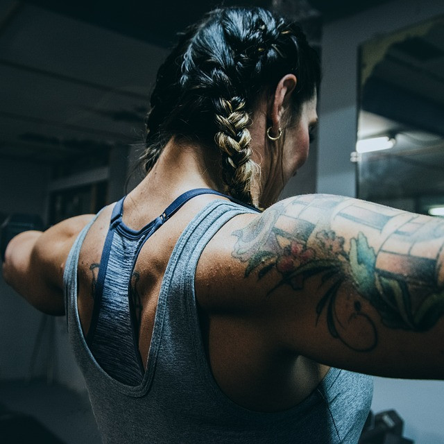 Home Fitness vs Gym Training: How Environment Shapes Consistency and Results