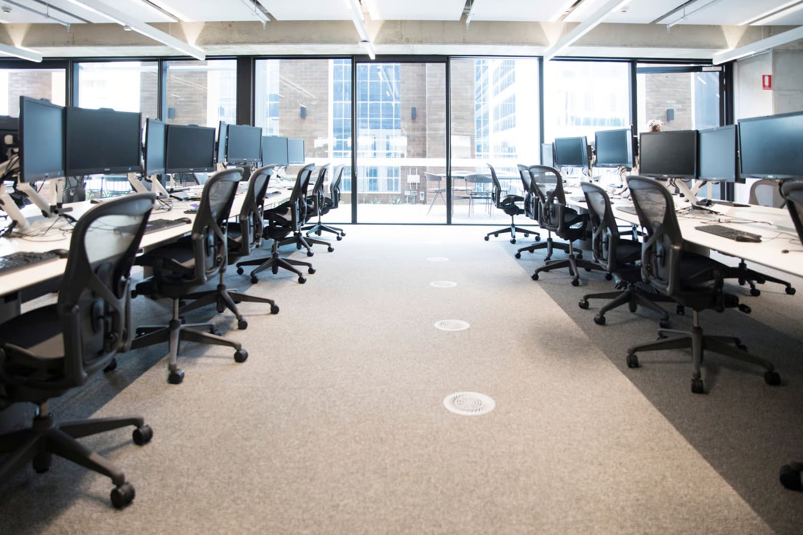 Managed Office Space vs Traditional Office, Which Works Better for You?