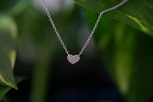 Why a Cluster Diamond Necklace Is the Perfect Blend of Sparkle and Style?